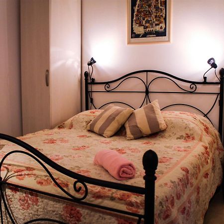 Guesthouse Kamarin ポメナ エクステリア 写真