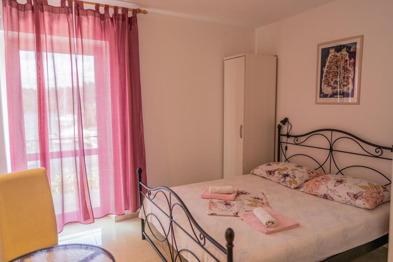 Guesthouse Kamarin ポメナ エクステリア 写真