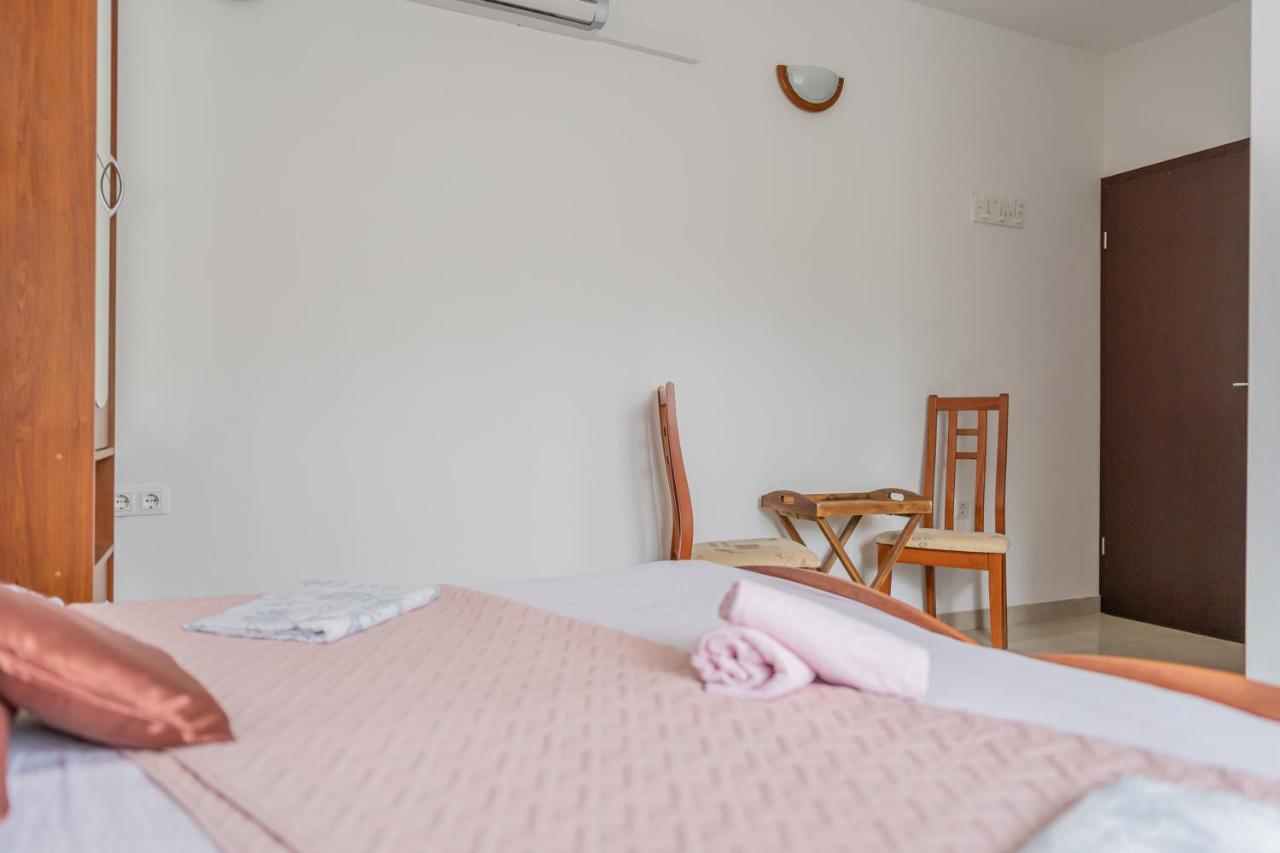 Guesthouse Kamarin ポメナ エクステリア 写真