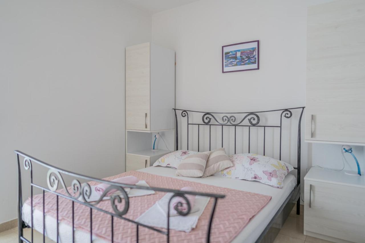 Guesthouse Kamarin ポメナ エクステリア 写真