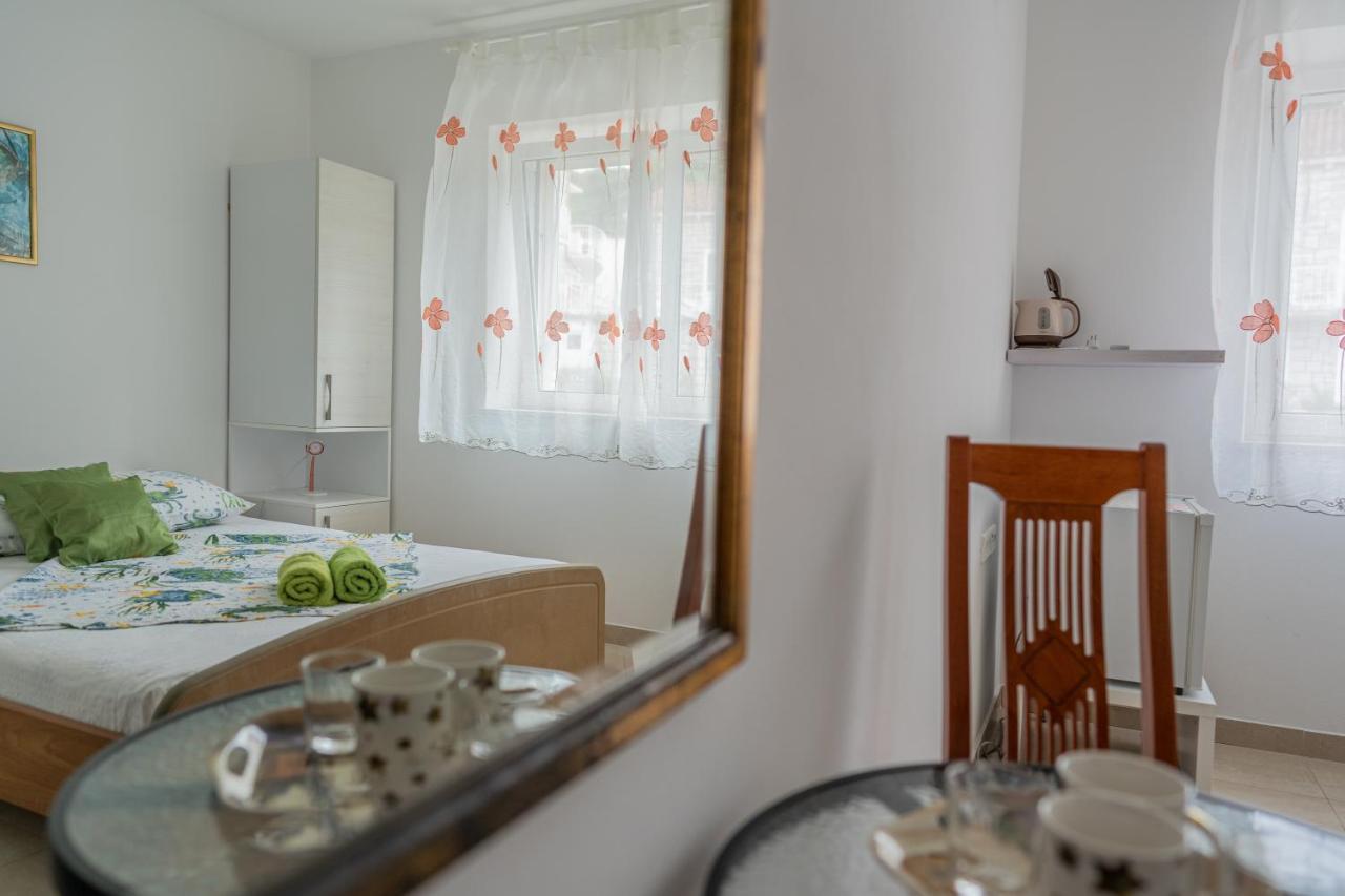 Guesthouse Kamarin ポメナ エクステリア 写真
