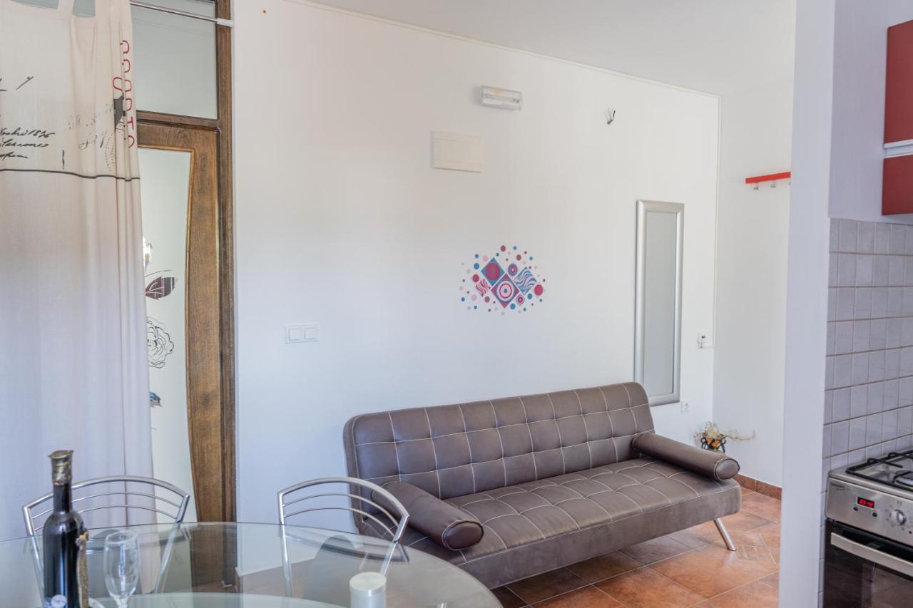 Guesthouse Kamarin ポメナ エクステリア 写真