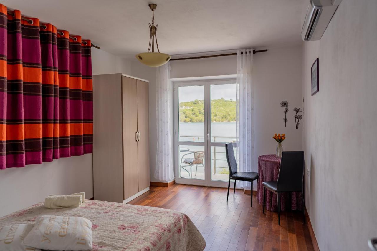 Guesthouse Kamarin ポメナ エクステリア 写真
