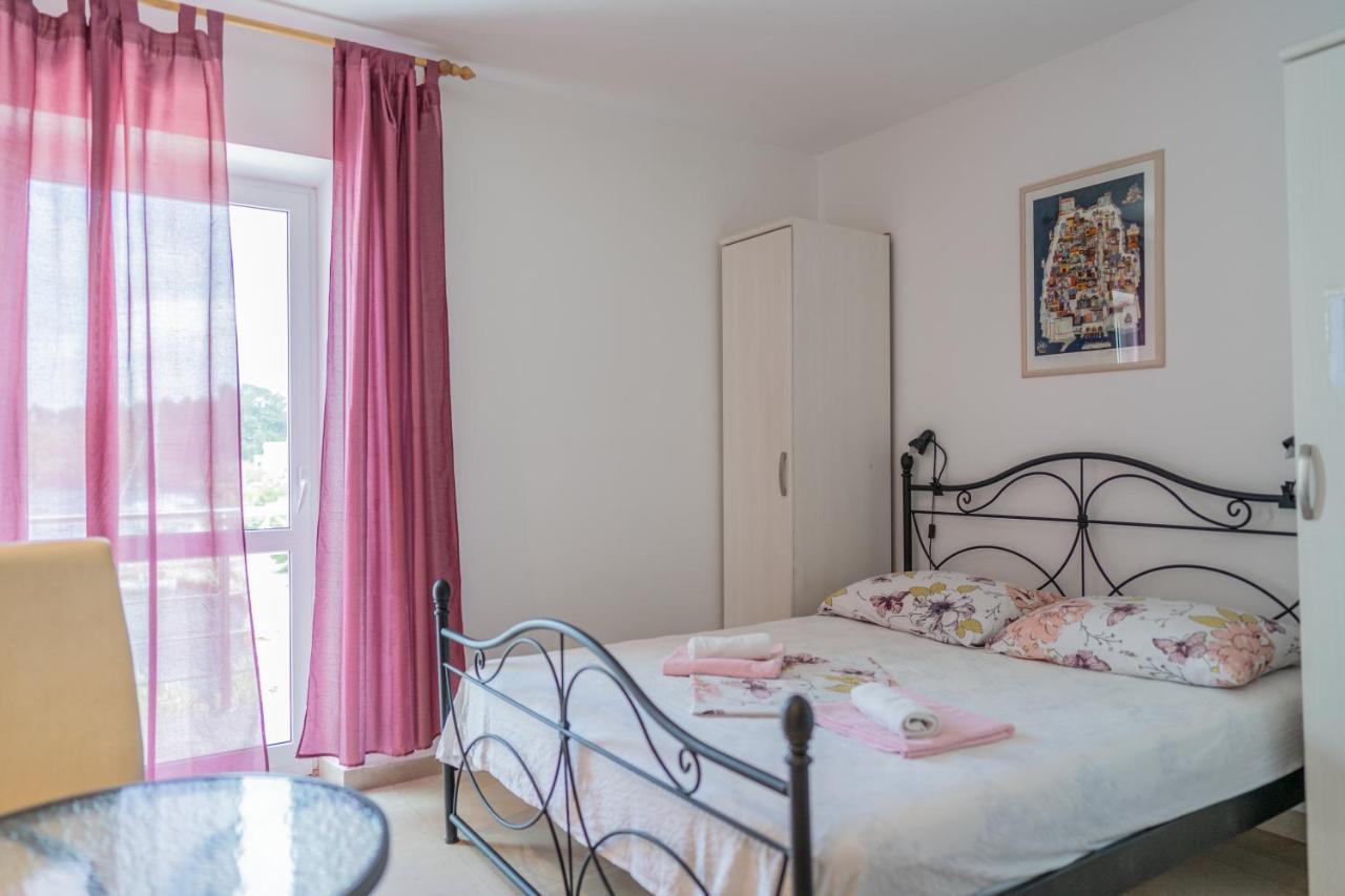 Guesthouse Kamarin ポメナ エクステリア 写真