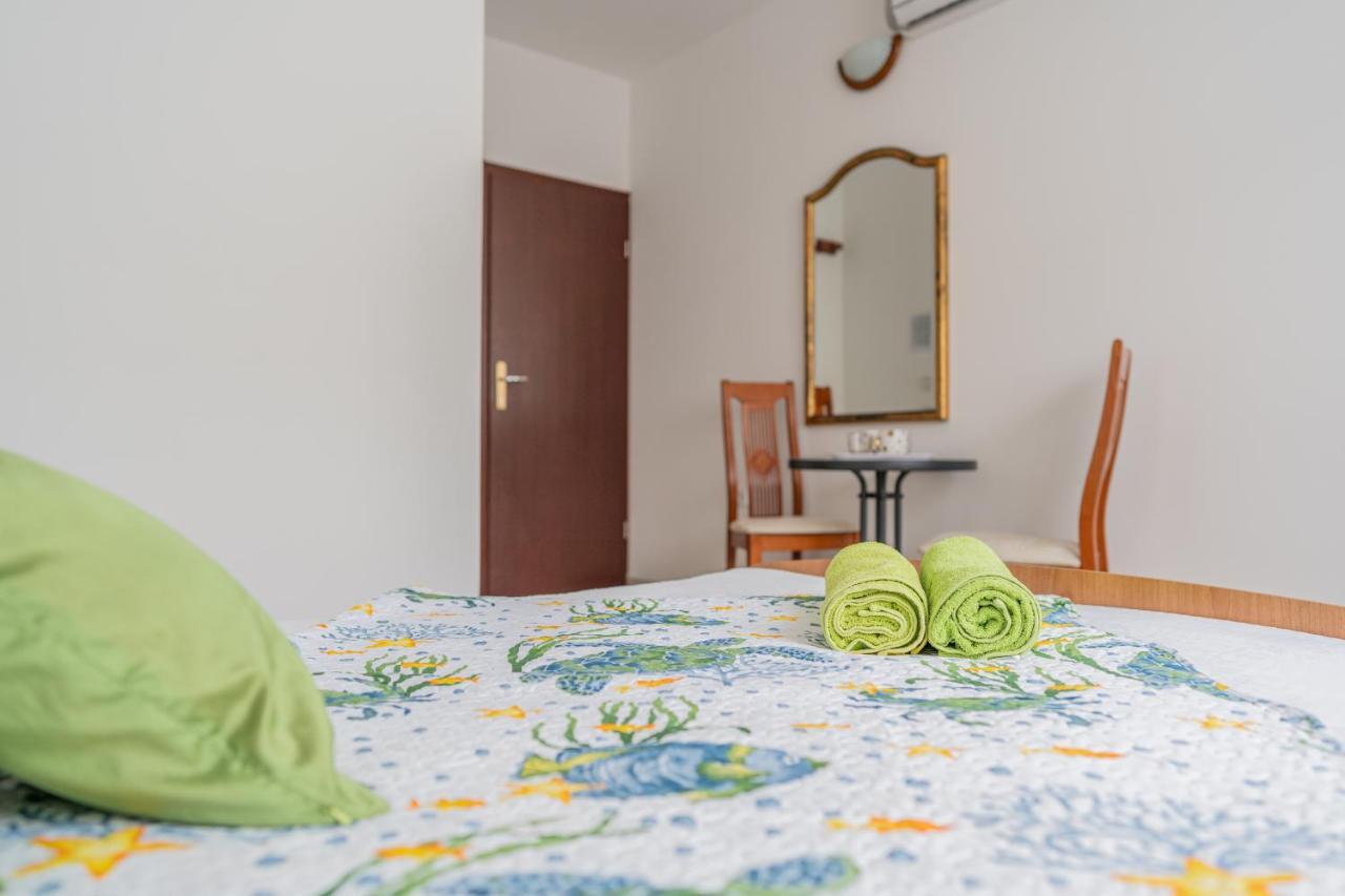 Guesthouse Kamarin ポメナ エクステリア 写真