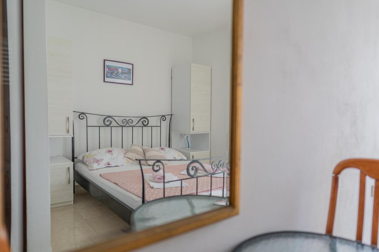 Guesthouse Kamarin ポメナ エクステリア 写真